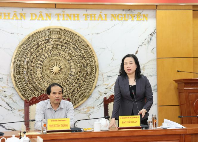 Bộ trưởng Đào Hồng Lan thăm, trao quà hỗ trợ ngành y tế Thái Nguyên khắc phục hậu quả mưa lũ