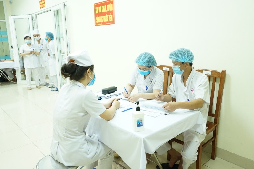 Quy trình tiêm vắc-xin ngừa COVID-19 ở Việt Nam khác biệt so với thế giới